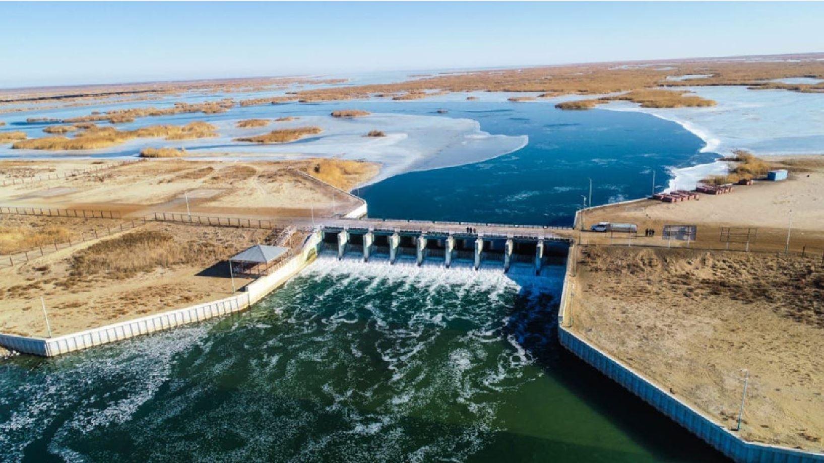 Barragem de Kok-Aral, no Aral Norte, no Cazaquistão, que reteve a água do Sir Dária