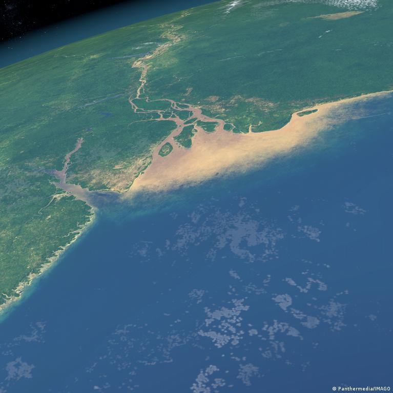 Foz do Rio Amazonas com a pluma de sedimentos das águas brancas avançando pelo oceano