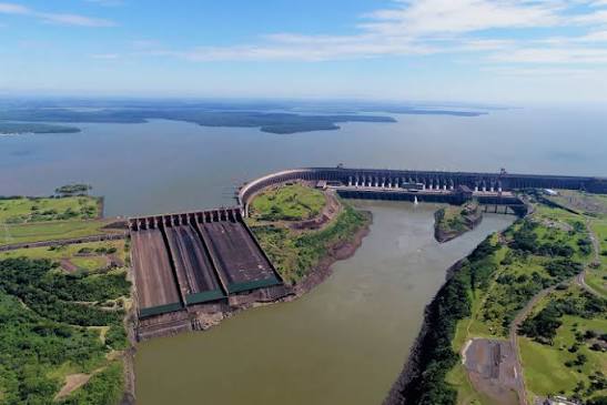 Usina hidrelétrica de Itaipu, no rio Paraná, na fronteira entre Brasil e Paraguai