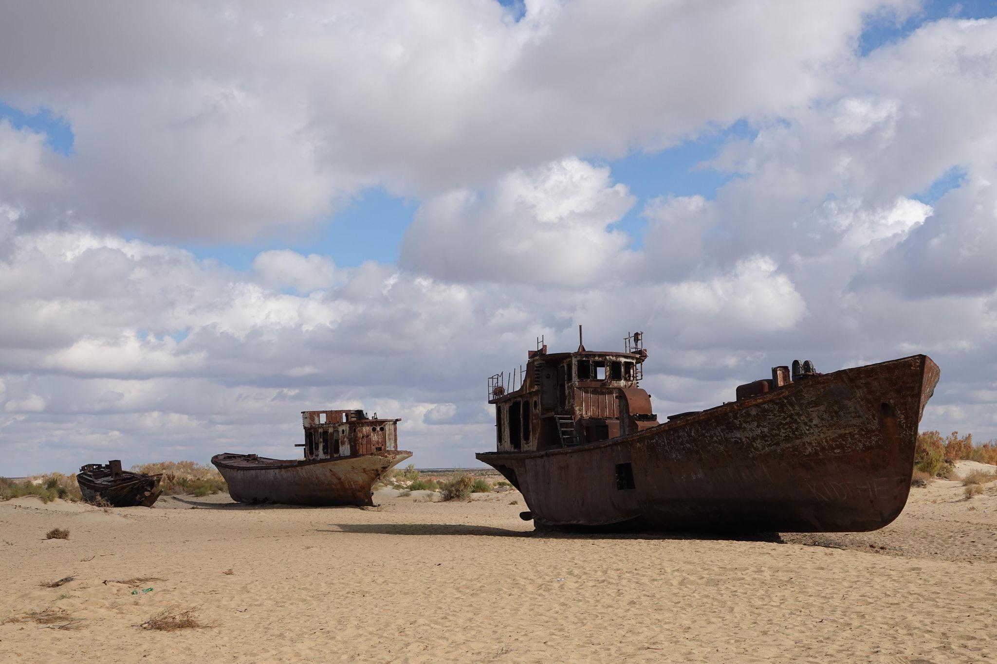 Navios abandonados sobre o leito seco do Mar de Aral